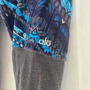 ALO Goddess Leggings size L w/Aztec print blue